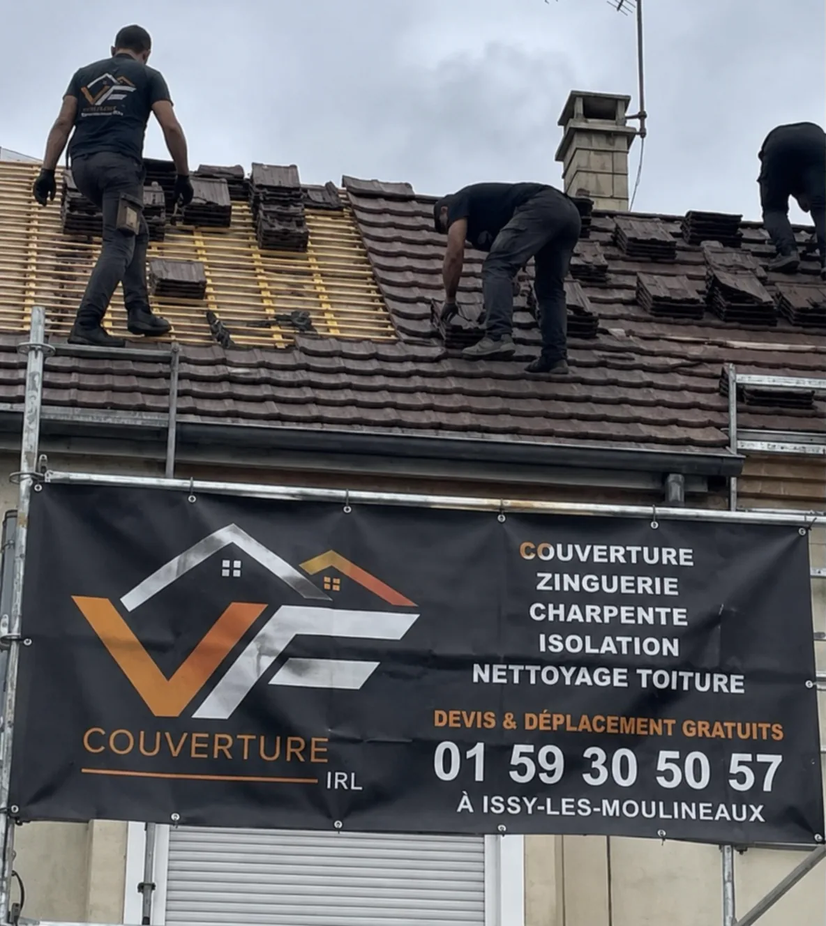 Photo authentique fournie par VF Couverture : équipe de couvreurs intervenant sur une toiture en tuiles